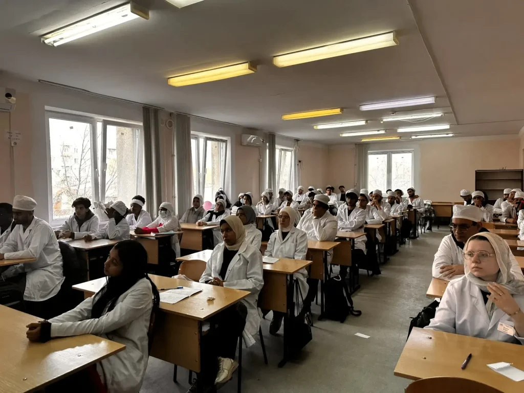 Единство культур и приоритет безопасности: в Астраханском ГМУ прошел «Открытый диалог» с иностранными студентами